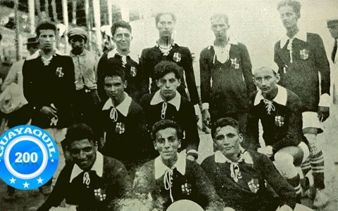 Barcelona con su uniforme negro, el que usó en sus primeros años.