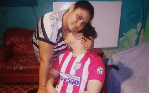 Jordy recibe un abrazo de su madre Michelle Valdivieso.