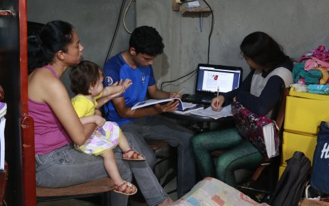 En la cooperativa Sergio Toral, Pamela Navarrete logró adquirir una computadora para sus hijos, pero no ha podido contratar un servicio de Internet fijo. Una cuñada vecina le presta su clave.