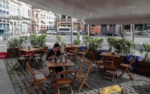 RIO DE JANEIRO. Una mujer almuerza en un restaurante, en esta ciudad, la segunda ciudad más golpeada por el coronavirus en Brasil, con 6.600 muertes, inició su proceso de desescalada.