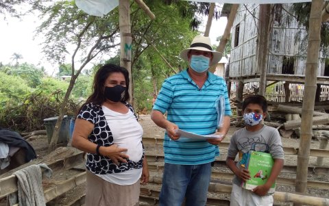 El esposo de Rocío Ureta, también docente, la acompaña en la ubicación de los alumnos para entregarles las fichas.