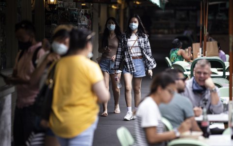 LOS ÁNGELES. La gente come y compra al aire libre en un mercado. El gobernador de California Gavin Newsom anunciónuevas restricciones en medio de un aumento en los casos.