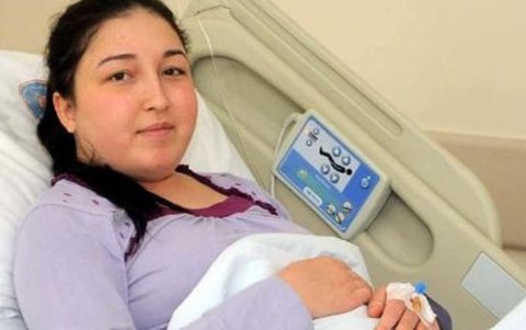 Derya Sert se convirtió en madre por primera vez después de haber recibido un trasplante de útero en 2011