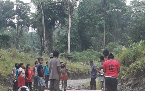 Padres de familia de la escuela Misael Nastacua realizaron  una minga para permitir el ingreso de vehículos a este sector de Esmeraldas.