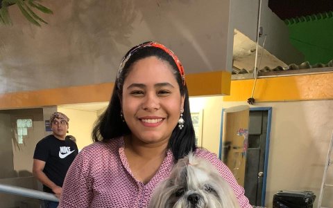 Ana Diaz posa junto a su engreido Goofy.