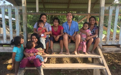 Xavier Viteri junto a un grupo de habitantes saparas en la comunidad de Llamacocha en la provincia de Pastaza.