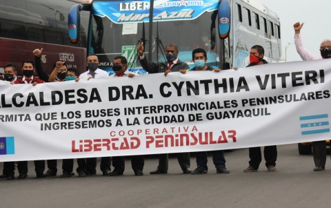 Protestas. Hubo dos en la provincia de Santa Elena, una en los exteriores de la Terminal Terrestre y otra en el kilómetro 2,5 de la vía que conduce hacia Guayaquil.
