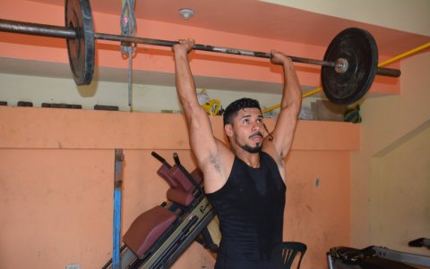 Fuerza. José Pacho alterna la práctica con trabajo de pesas en el gimnasio de la Federación Deportiva de Manabí.