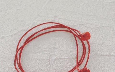 Las pulseras son parte de la línea de productos de su nueva marca.