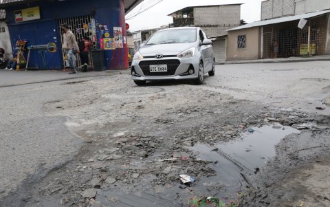 Calle Costanera. Ese es el estado en el que se encuentran esta vía, sobre todo en las intersecciones en las que se conecta con Mapasingue.
