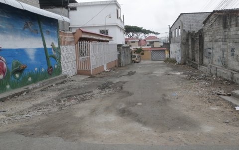 El Cóndor. En esta ciudadela del norte de Guayaquil, ese es el estado en el que permanecen algunas vías internas.