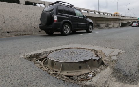 Hecho. Los conductores solicitan que las alcantarillas no queden sobre o por debajo del asfalto. Detalles como esos también dificultan la movilidad.
