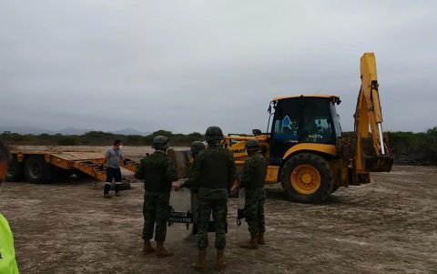 Operativo. Con maquinaria pesada, los agentes intentaron cercar y destruir el área.
