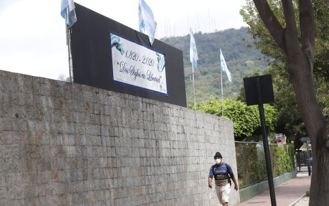 Iniciativa. A lo largo de la avenida principal de Los Ceibos se han instalado banderas de Guayaquil.