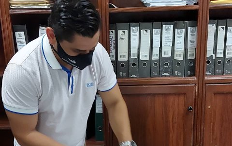 Acta. Ibáñez durante la firma del documento que lo oficializa en el cargo por cuatro años.