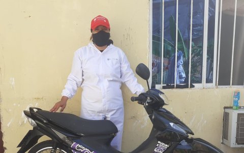 La moto. Fue donada semanas atrás por la empresa privada. Carolina no le pone un preciso fijo, aceptará la mejor propuesta a fin de lograr comprar lo que màs pueda en materiales.