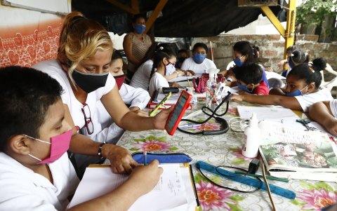 Escuela. En su casa de caña, la líder comunitaria recibe a 42 estudiantes cuyas edades fluctúan entre 6 y 17 años.