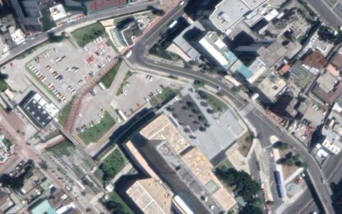 Asamblea. Un edificio en medio de un mar de parqueaderos.