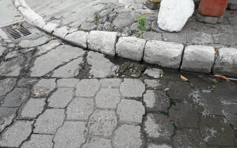 Situación. Así permanecen los adoquines desde hace algunos años.