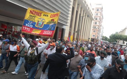 Hecho. Pensionistas del Instituto de Seguridad Social de las Fuerzas Armadas, Issfa, realizaron la marcha para exigir el pago de sus pensiones.