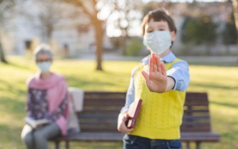 Esta permitido el contacto con los nietos, pero manteniendo la distancia. Aún no podrá haber besos ni abrazos.
