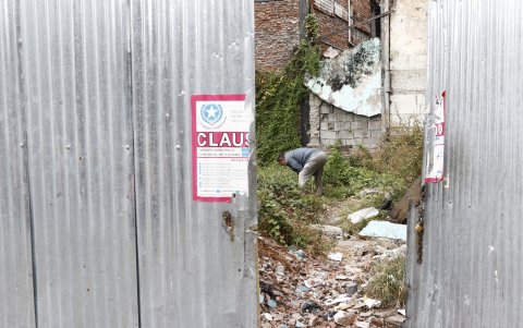 El terreno que está lleno de maleza en las calles Piedrahita y José de Antepara.