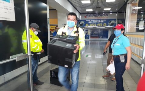 Tras el allanamiento a la Prefectura del Guayas, la Fiscalía inició el proceso a funcionarios y proveedores de la entidad.