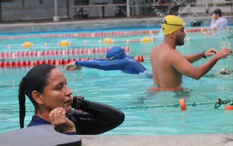 Aunque no hace el mismo trabajo por su estado, Gilda (i) trabaja junto a la selección de apnea. Se les canceló el Panamericano de junio. Están en el limbo.