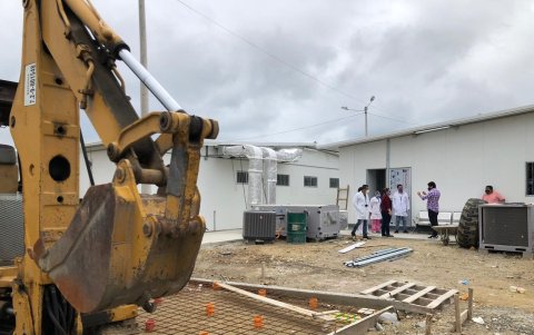 Hasta el pasado  22 de junio se seguían realizando trabajos en la unidad de contingencia del hospital de Manta para la adecuación de más módulos.