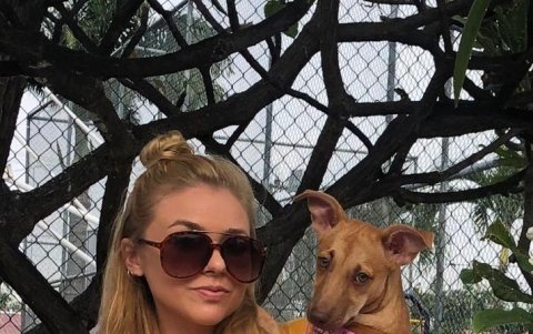 La Gringa con su perrita rescatada en las calles.