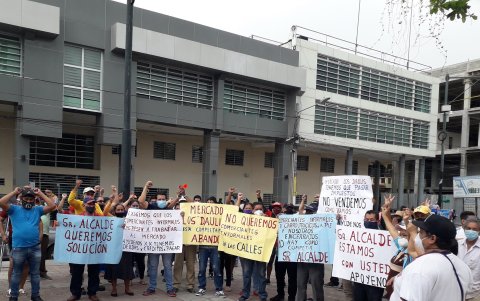Plantón. Los comerciantes llevan más de una hora instalados en los exteriores del Cabildo, aún no han sido recibidos por las autoridades.
