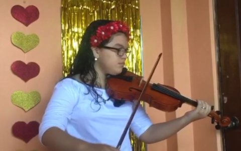 Laira decoró su escenario para grabar el video. Interpretó con su violín ‘El himno de la alegría’