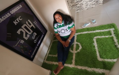 Mónica Jiménez, madre de Gonzalo Plata, muestra en un rincón de su casa un recuerdo del jugador.