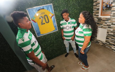 Familia. Tony y Michelle, hermanos de Gonzalo, con su madre, y la camiseta de Plata.