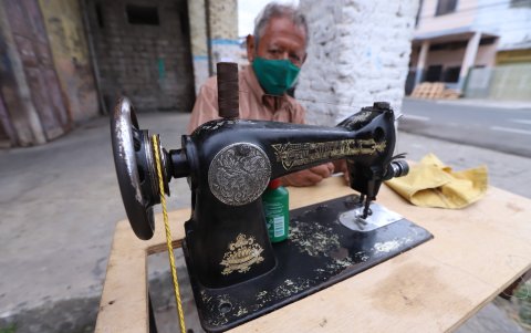 Compró su máquina de coser (alemana) en 3 dólares a un reciclador. Arregló sus fallas y le funciona en buen estado para sus trabajos.