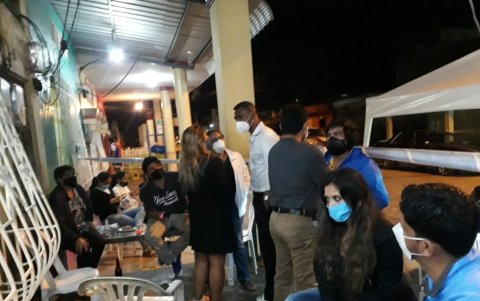 Iván Hurtado (de blanco) se hizo presente en el velorio de su amigo.