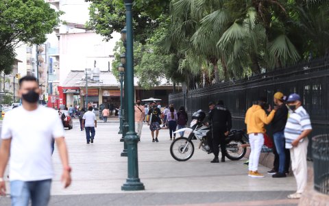 El Parque del Centenario está ubicado a mitad de la calle 9 de Octubre.