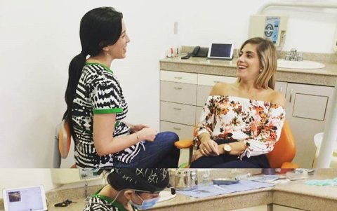 La periodoncista María Raquel Román mientras atiende a una paciente.