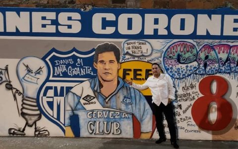El artista plástico Walter Arce le hizo un homenaje a Coronel cerca de su casa en Naranjal.