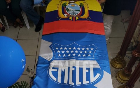 El ataúd de Dannes Coronel con las banderas de Ecuador, Emelec y Naranjal.