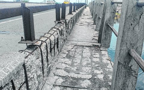 Los moradores temen caer al estero Salado. La caminera presenta desgaste.