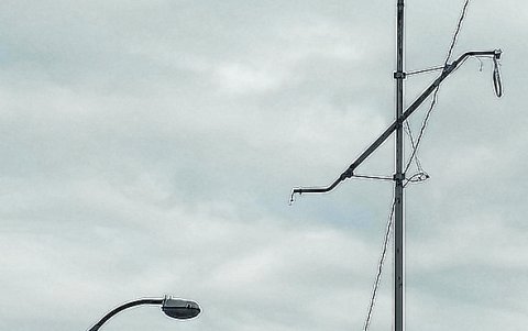 Algunas luminarias del puente Patria no encienden, al igual que en el que cruza la avenida Las Monjas.