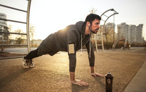 Bajaña recomienda hacer ejercicio durante al menos 30 minutos, de tres a cuatro veces por semana.