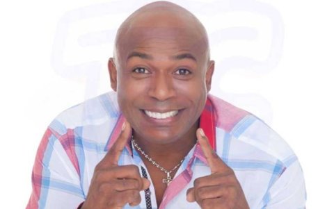 Richard Barker ha expuesto su versatilidad como actor y conductor de televisión.