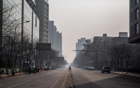 PEKÍN. Una persona atraviesa una avenida principal en la capital china, a inicios de febrero de este año, cuando comenzaba la alerta por un mal que azotaría a todo el planeta.