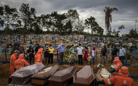 MANAOS. Un grupo de personas asiste a un sepelio en una tumba colectiva, el 23 de abril de 2020, en un área abierta en el cementerio Nossa Senhora Aparecida, ubicado en la ciudad de Manaos, Amazonas.