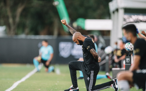 Thierry Henry, técnico del Montreal, arrodillado contra el racismo.