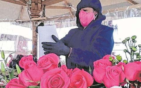 Arreglos. Comercializan ramos de rosas, orquídeas, lirios y otras variedades de flores, según la preferencia de los clientes.