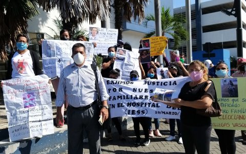 Plantón de familiares por los fallecidos durante la emergencia sanitaria.