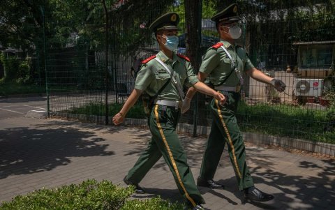 Oficiales de la policía paramilitar china en Pekín.